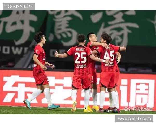 青岛西海岸鏖战河南俱乐部激烈对攻上演中超赛场巅峰较量