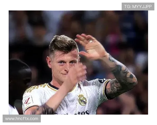 克罗斯：从足球场上的中场大师到全球球迷心中的传奇偶像